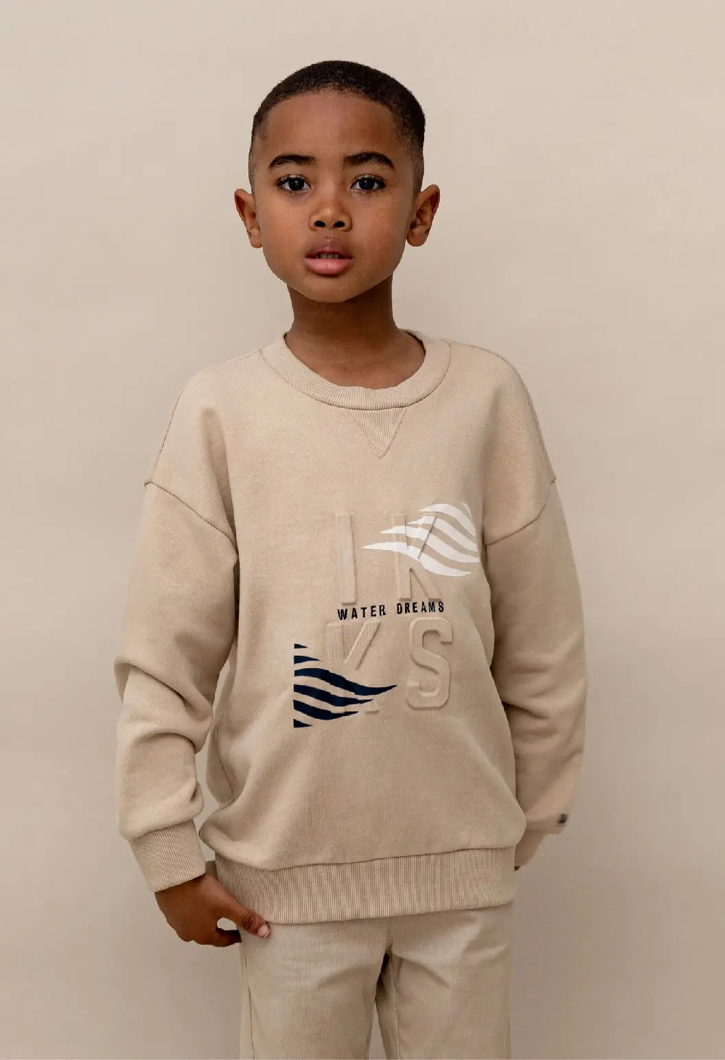 Image representant une enfant de dos avec un pull blanc en laine